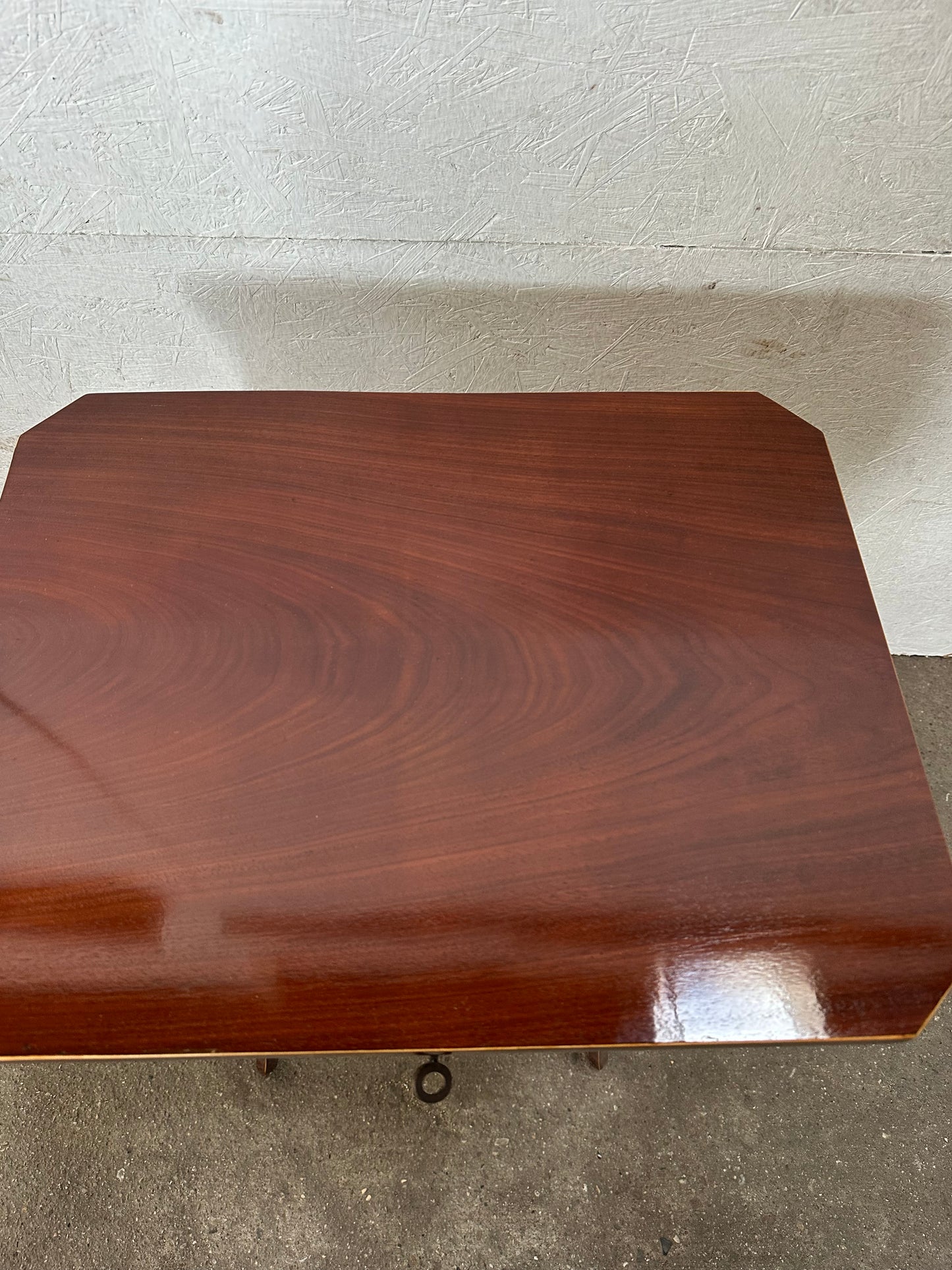 Biedermeier Beistelltisch in Mahagoni um 1830