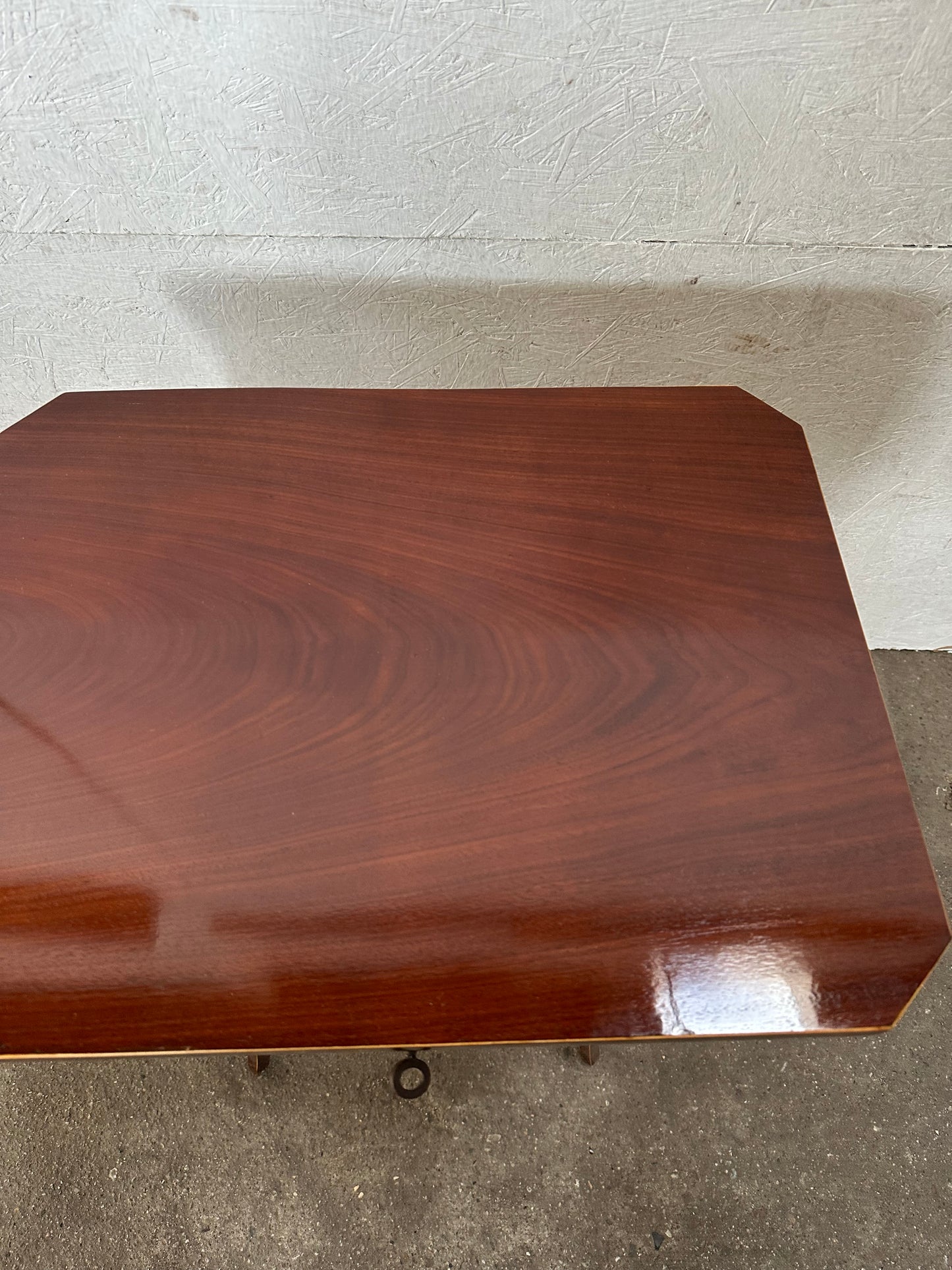 Biedermeier Beistelltisch in Mahagoni um 1830