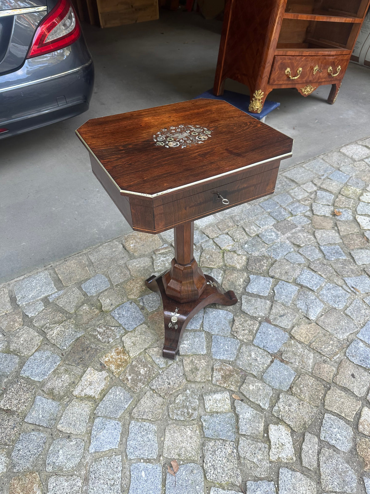 Beistelltisch in Palisander in der Manier v. A.Bembe