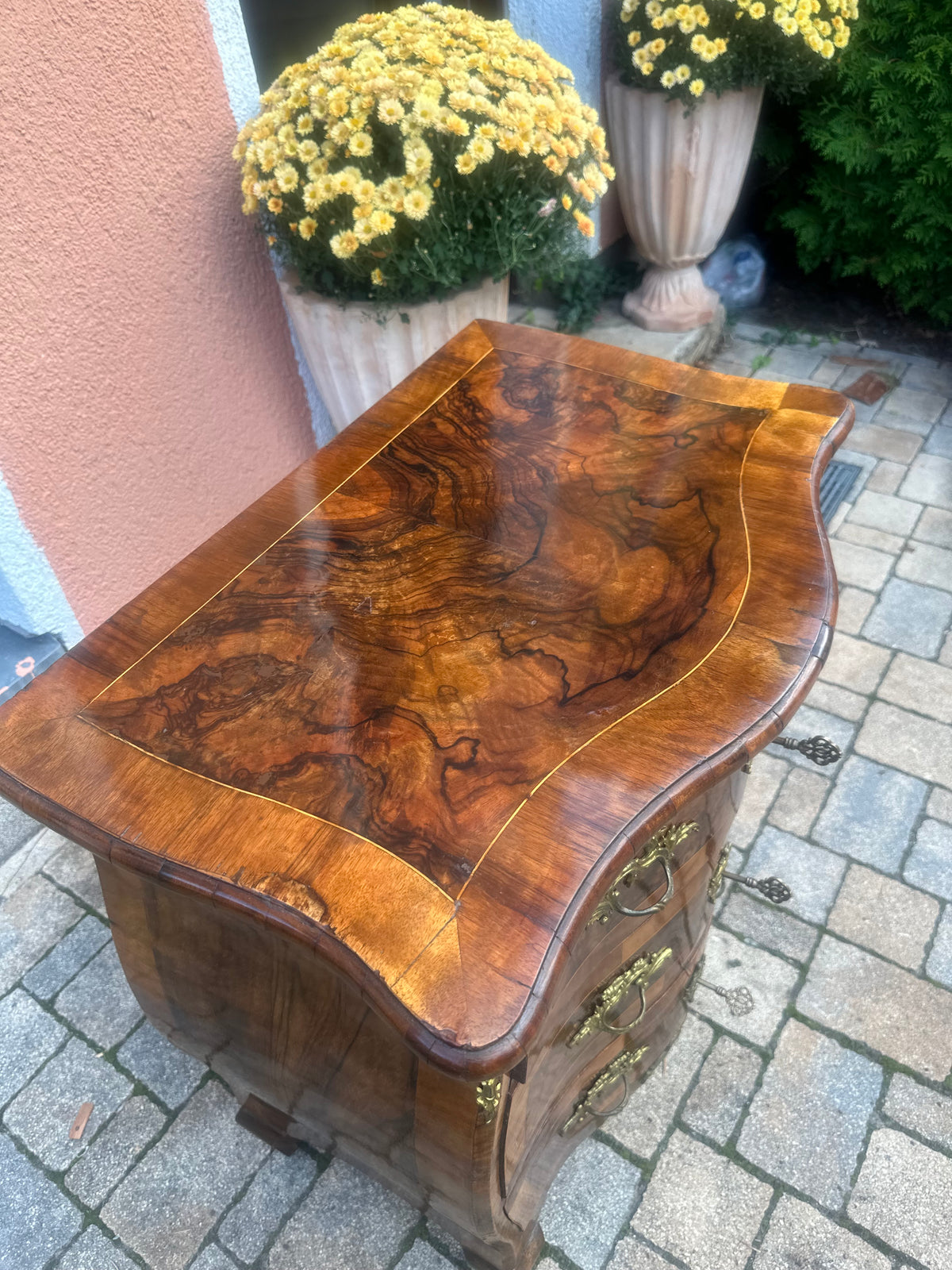 Bombierte Dresdner Barockstilkommode in Nussbaum