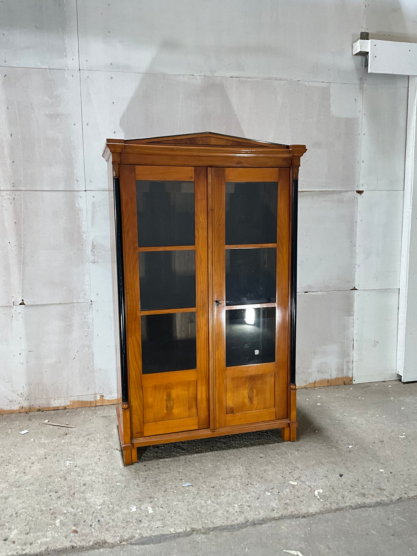 Biedermeier Vitrine in Kirschbaum um 1830