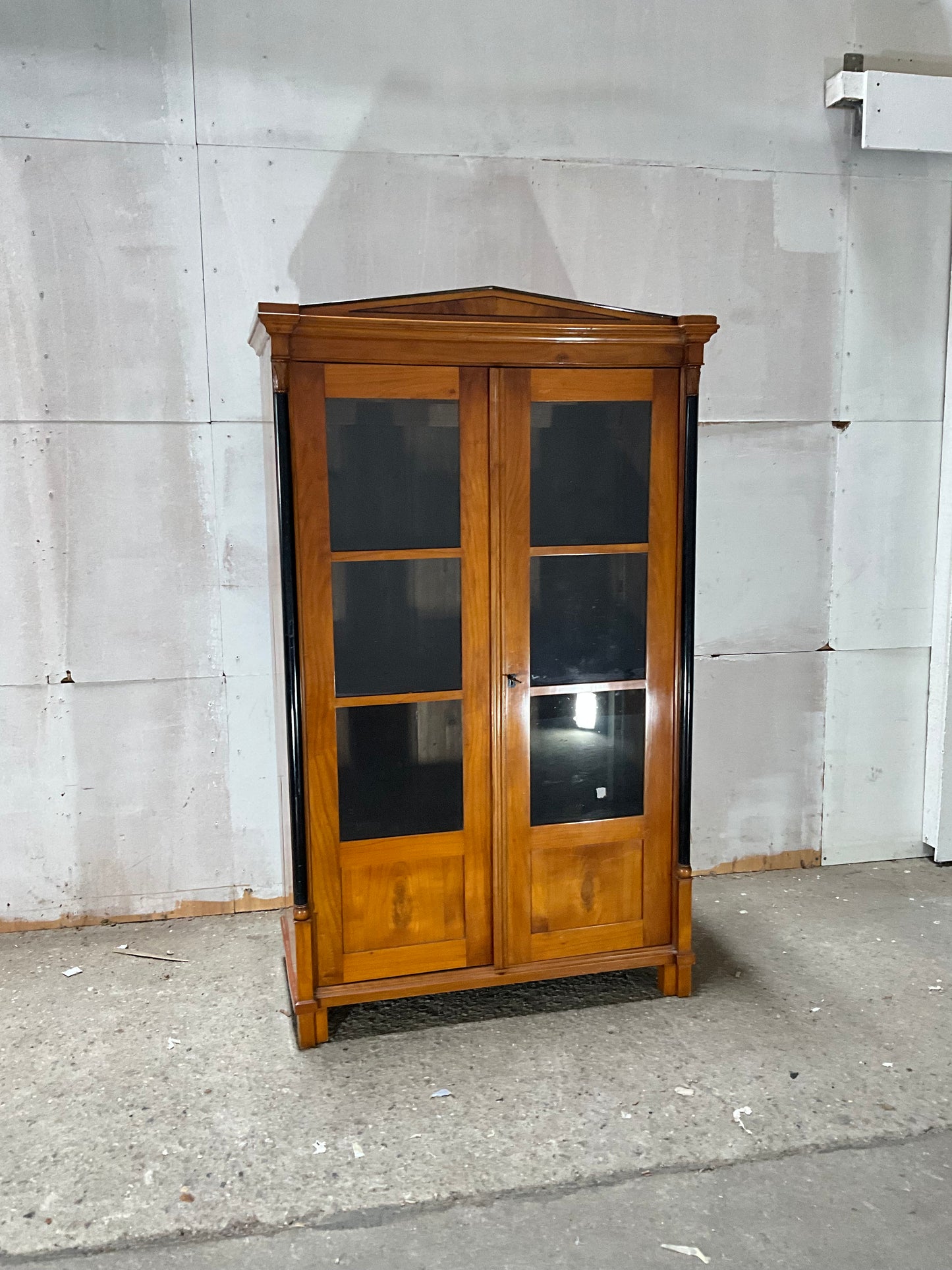 Biedermeier Vitrine in Kirschbaum um 1830