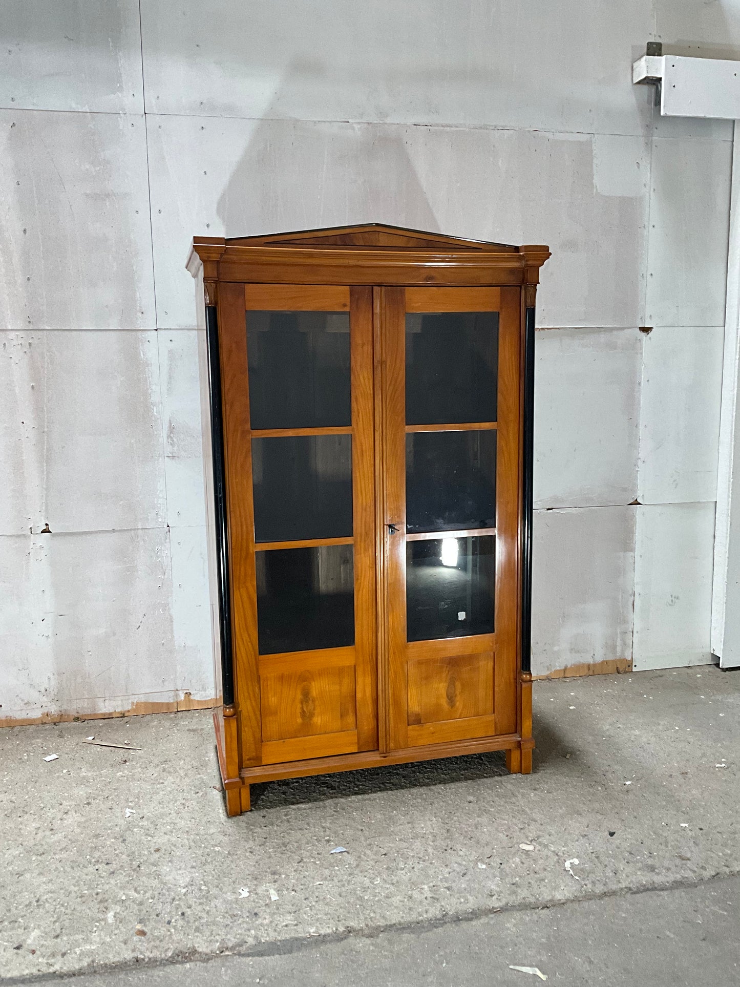 Biedermeier Vitrine in Kirschbaum um 1830