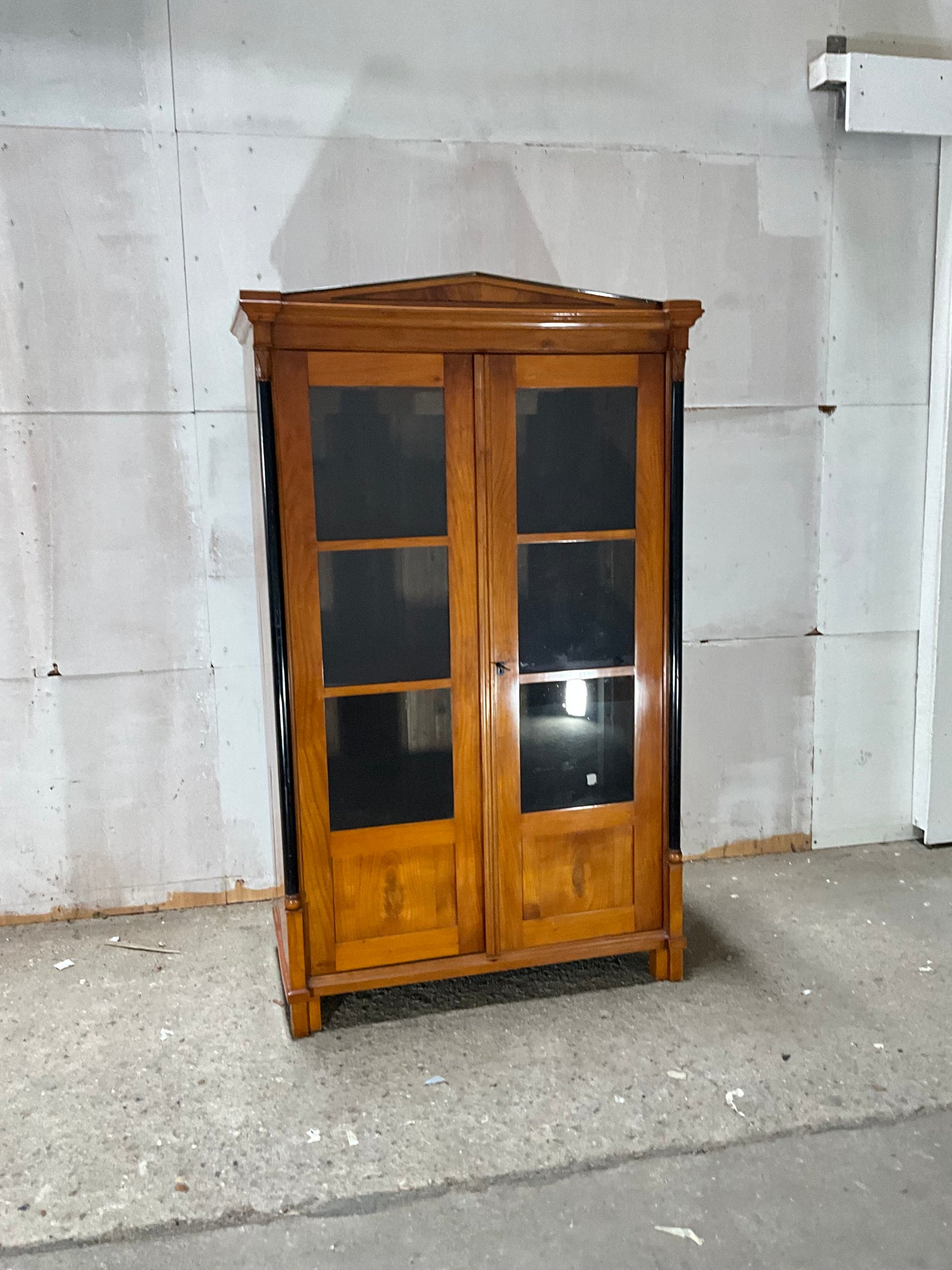 Biedermeier Vitrine in Kirschbaum um 1830