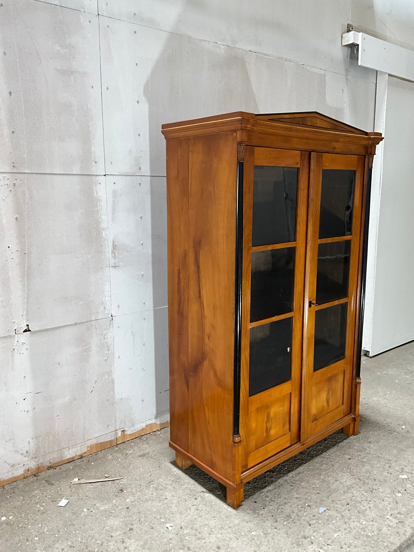 Biedermeier Vitrine in Kirschbaum um 1830