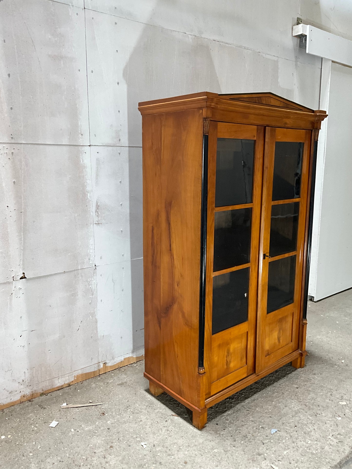 Biedermeier Vitrine in Kirschbaum um 1830