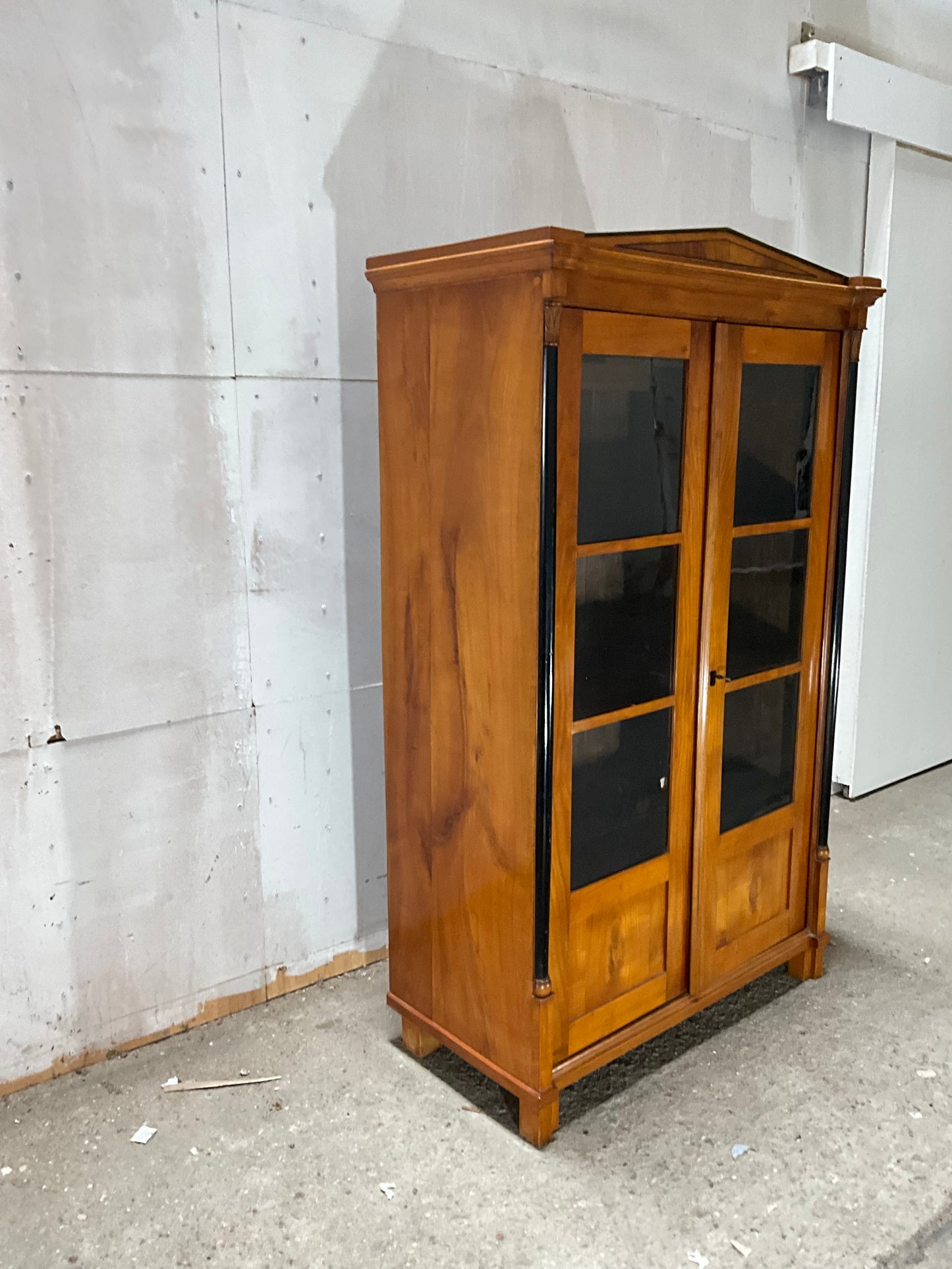 Biedermeier Vitrine in Kirschbaum um 1830