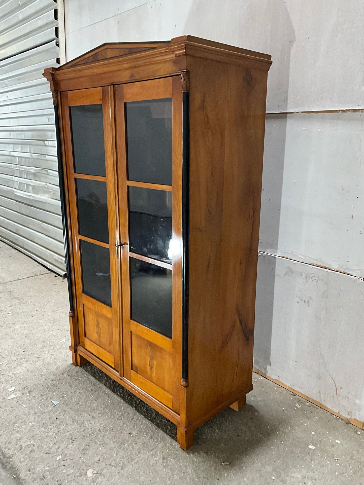 Biedermeier Vitrine in Kirschbaum um 1830
