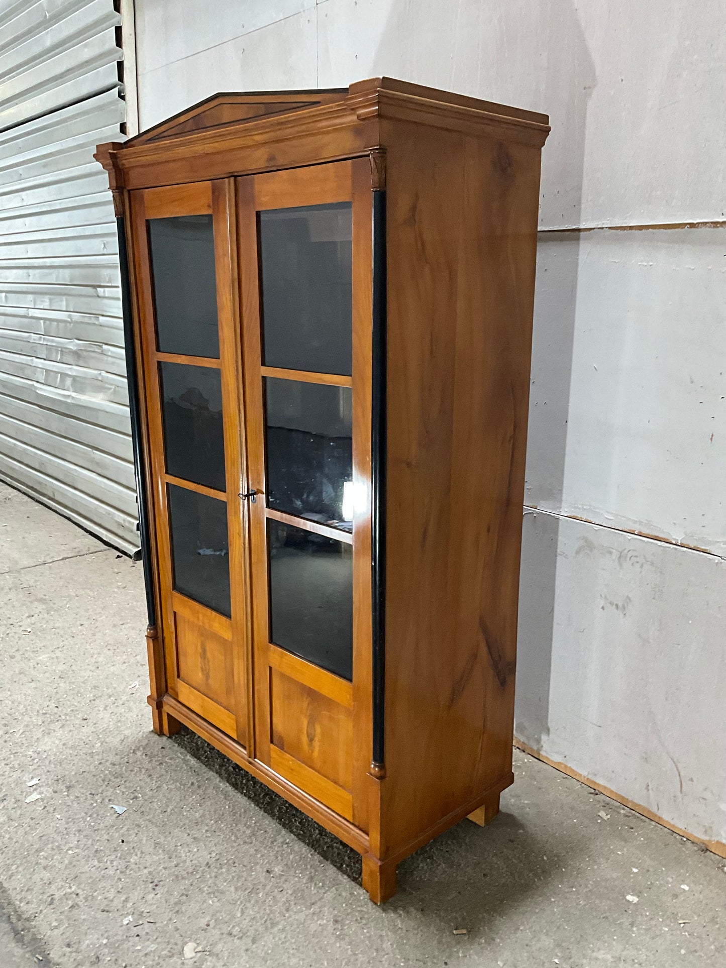 Biedermeier Vitrine in Kirschbaum um 1830