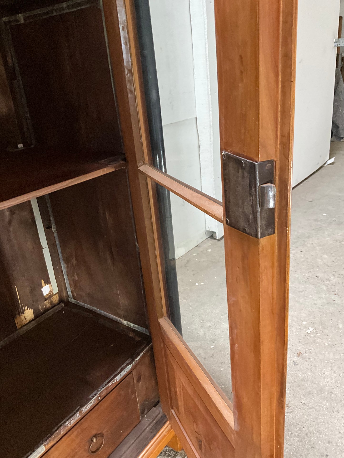 Biedermeier Vitrine in Kirschbaum um 1830