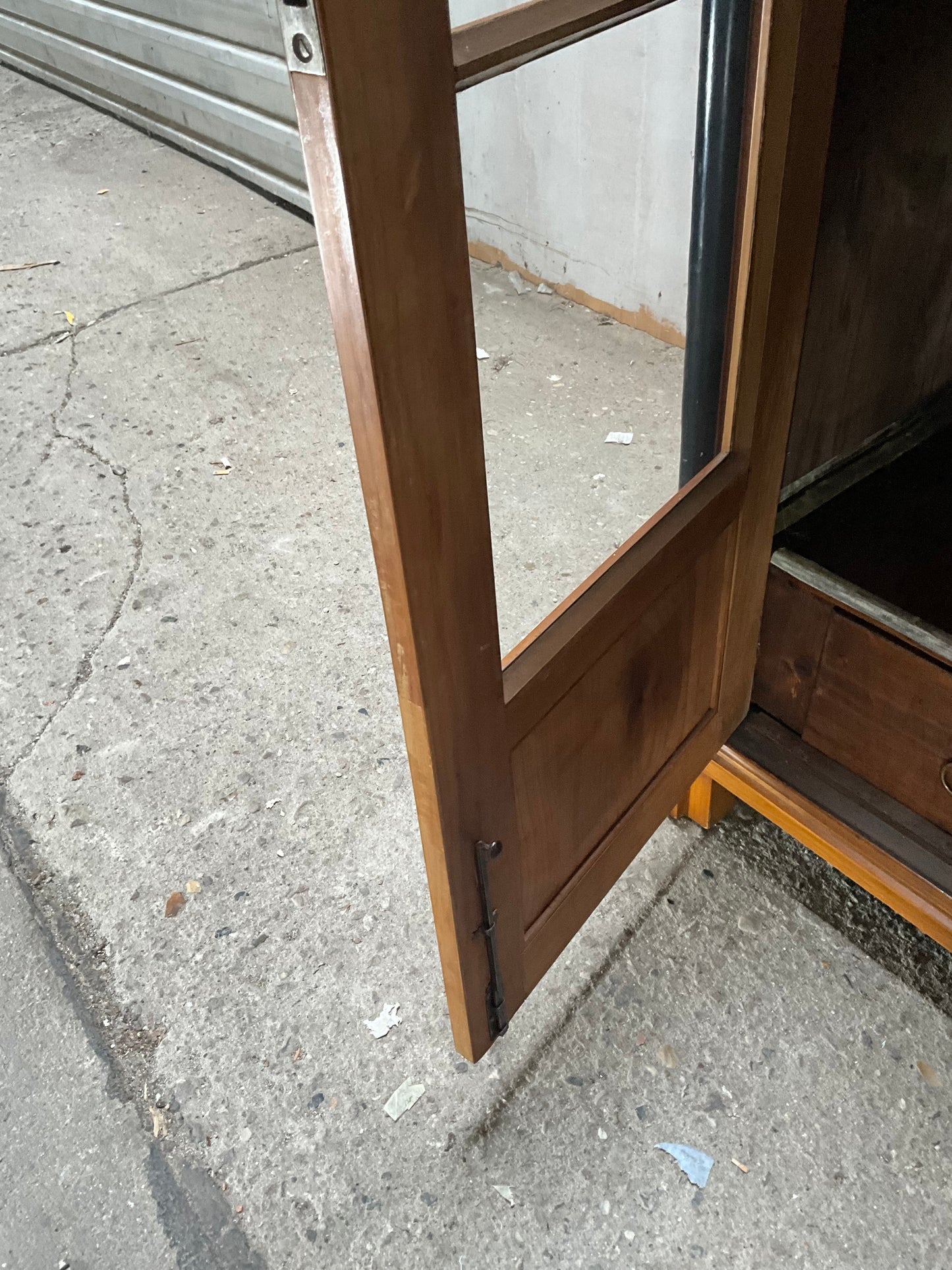 Biedermeier Vitrine in Kirschbaum um 1830
