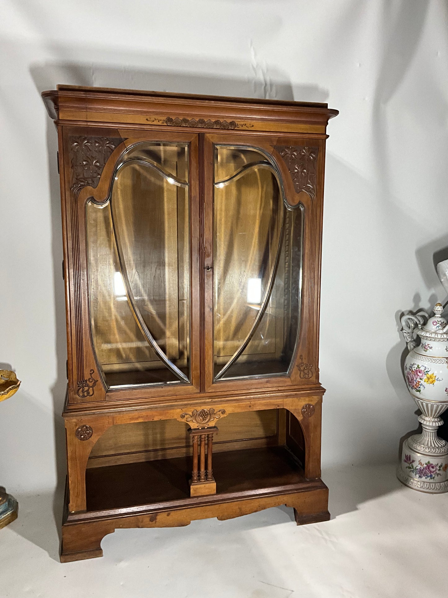Jugendstil Vitrine in Nussbaum um 1915. Verkauft