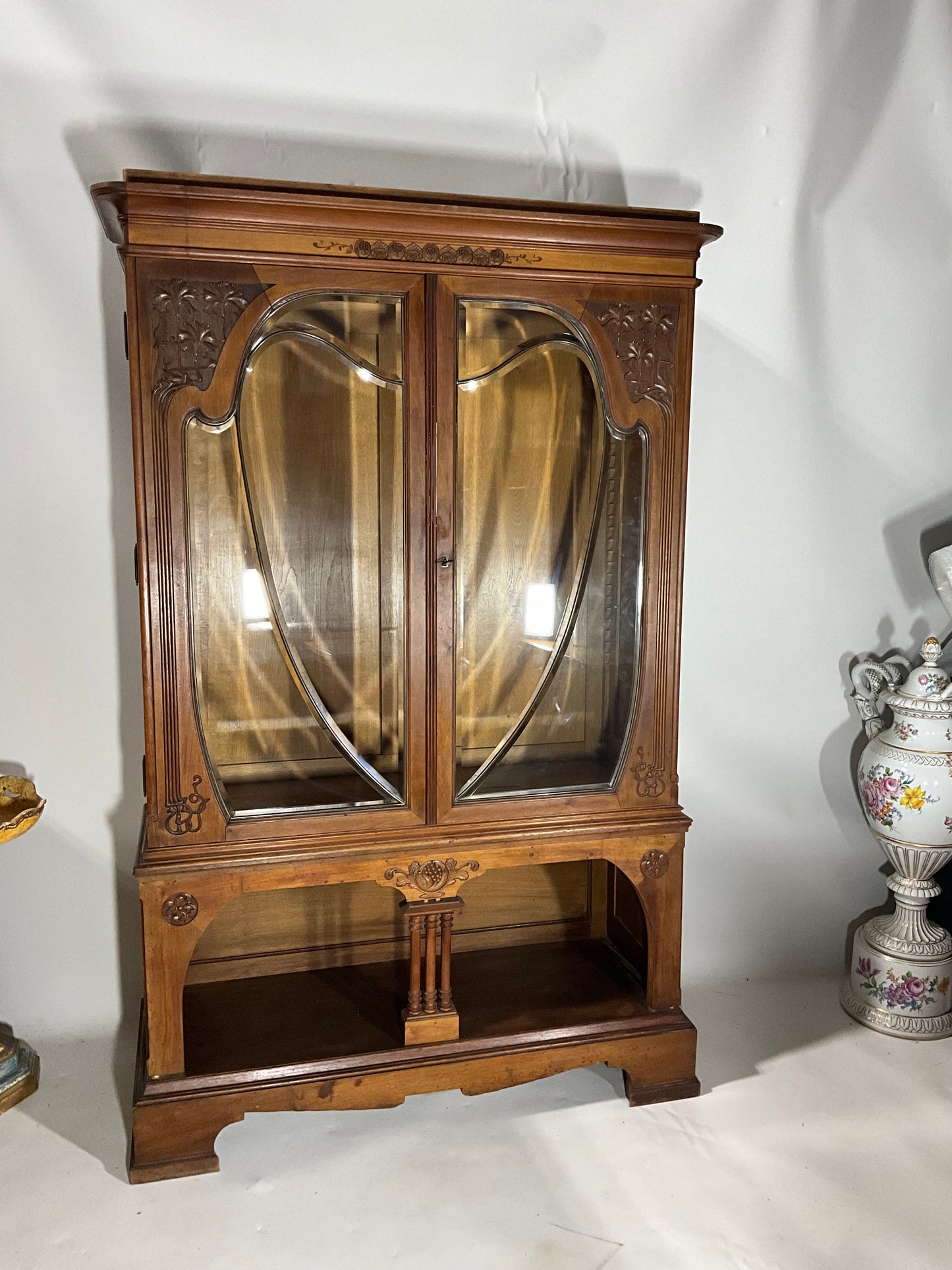Jugendstil Vitrine in Nussbaum um 1915. Verkauft