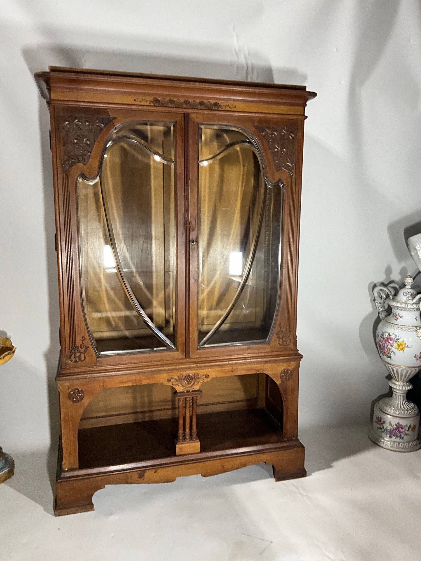 Jugendstil Vitrine in Nussbaum um 1915. Verkauft