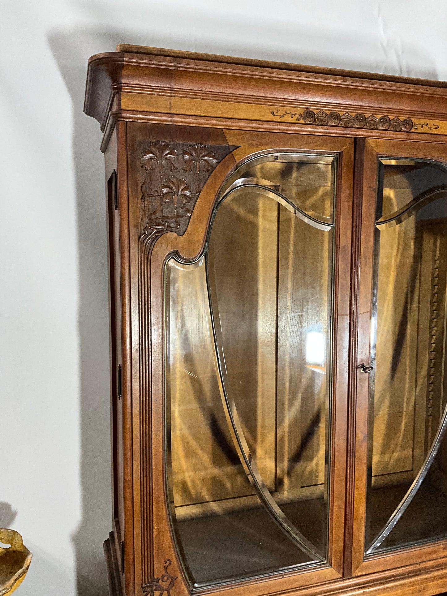 Jugendstil Vitrine in Nussbaum um 1915. Verkauft