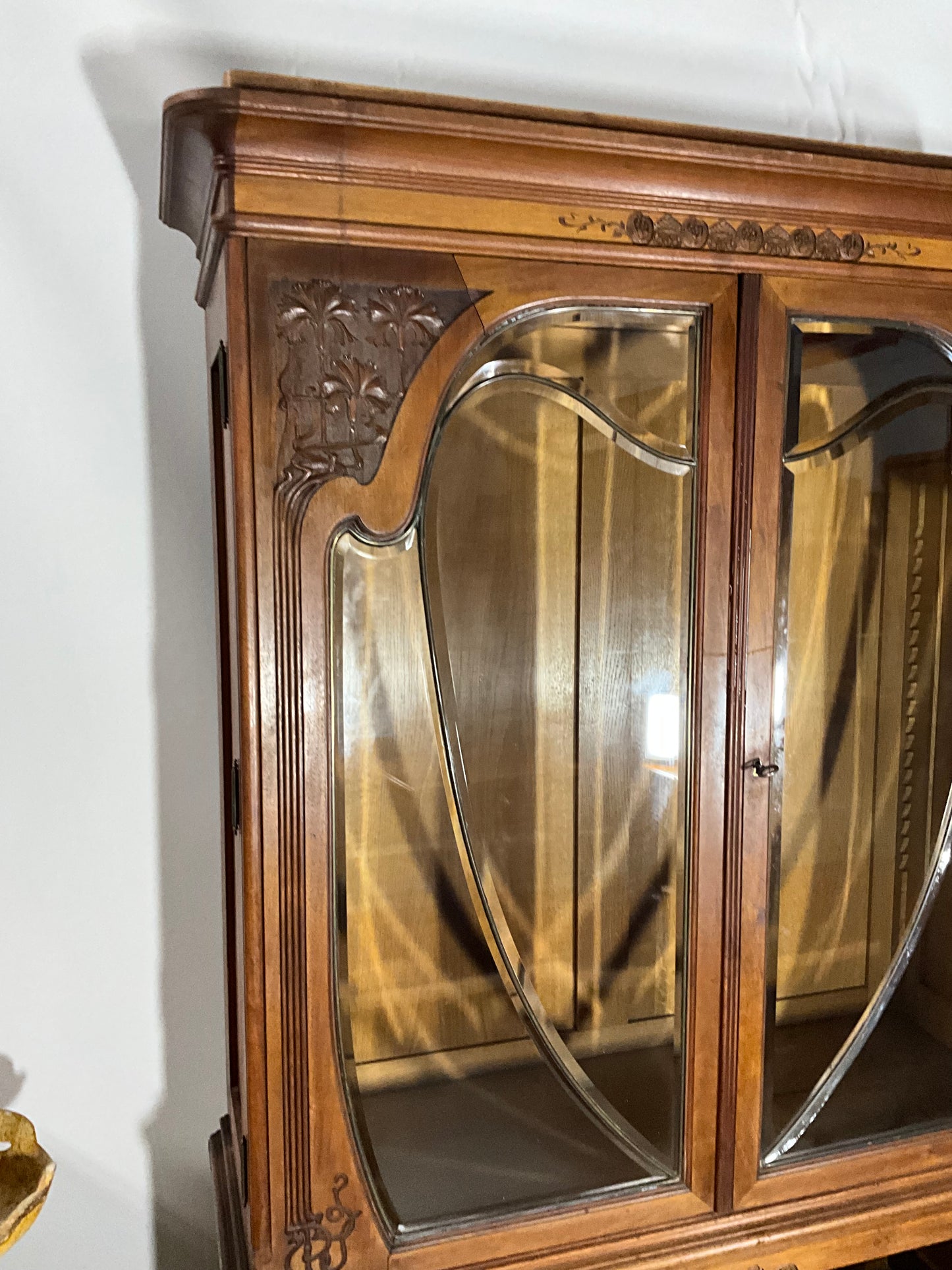 Jugendstil Vitrine in Nussbaum um 1915. Verkauft