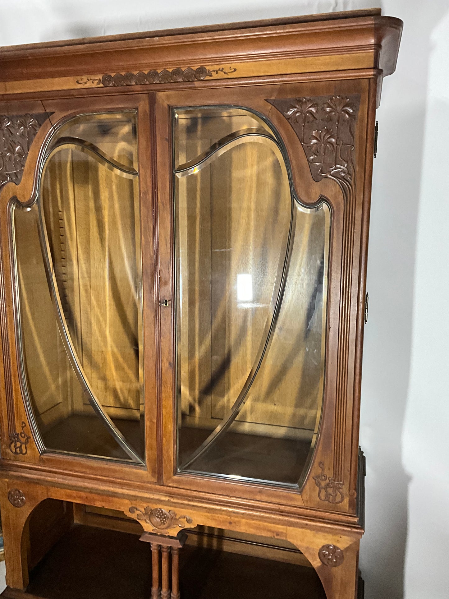 Jugendstil Vitrine in Nussbaum um 1915. Verkauft