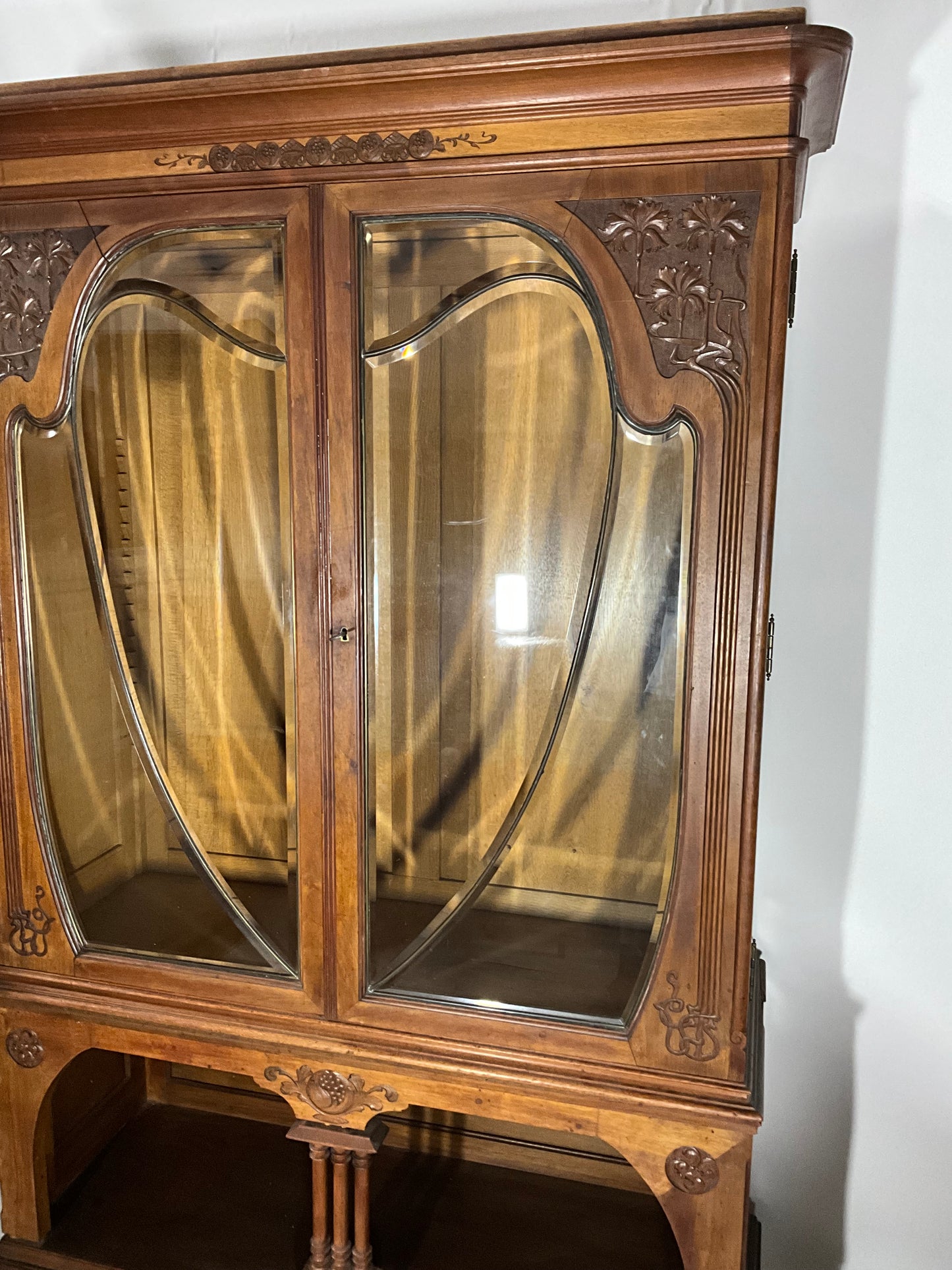 Jugendstil Vitrine in Nussbaum um 1915. Verkauft