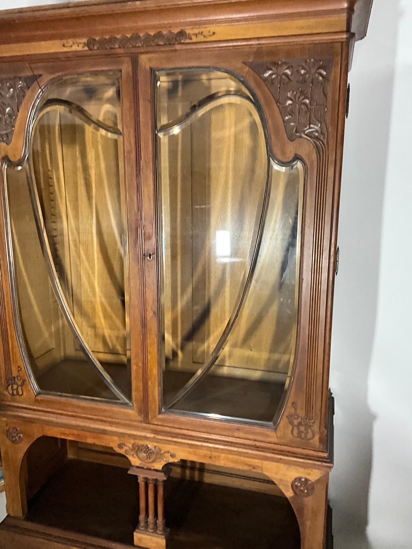 Jugendstil Vitrine in Nussbaum um 1915. Verkauft