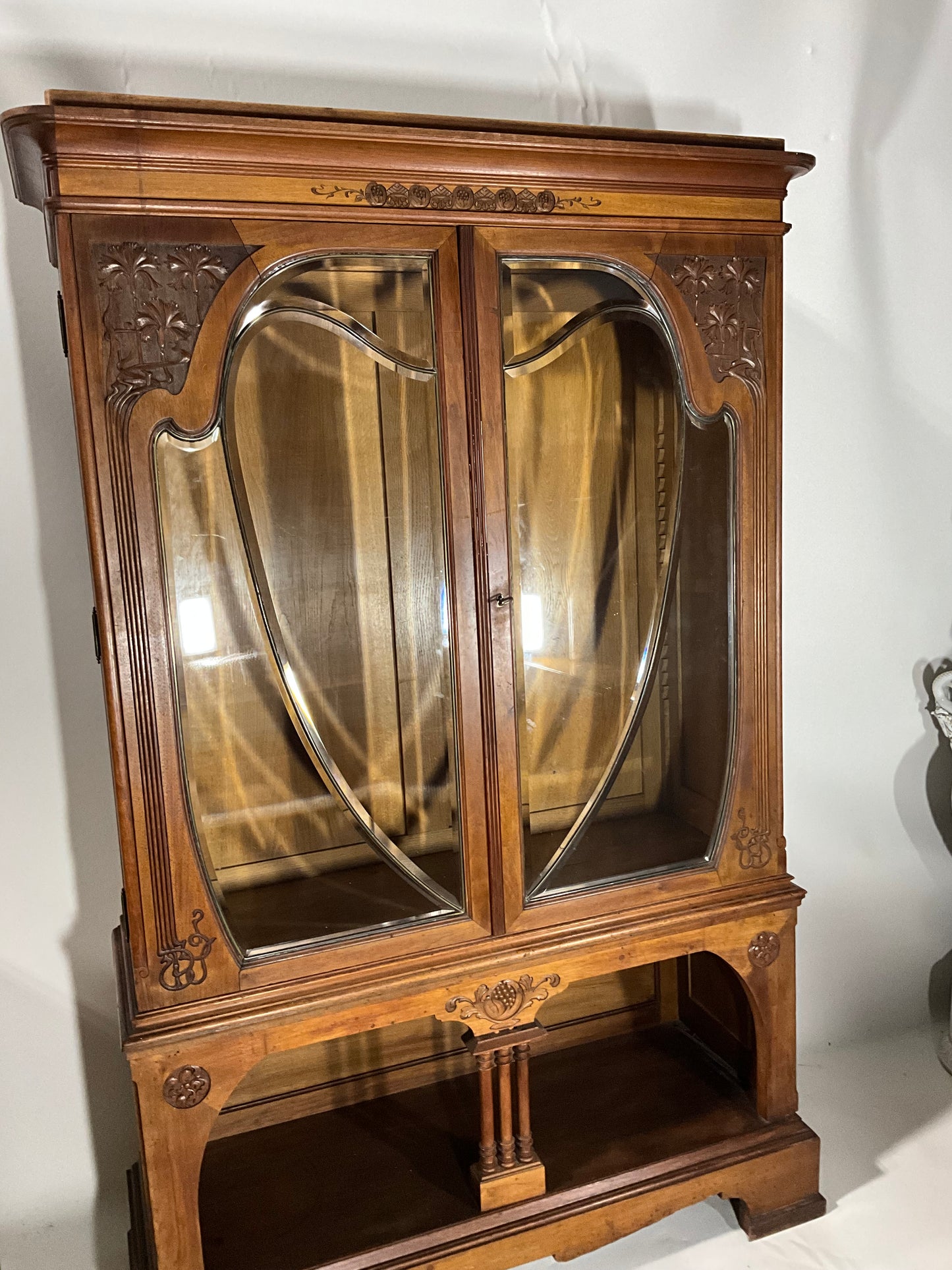 Jugendstil Vitrine in Nussbaum um 1915. Verkauft