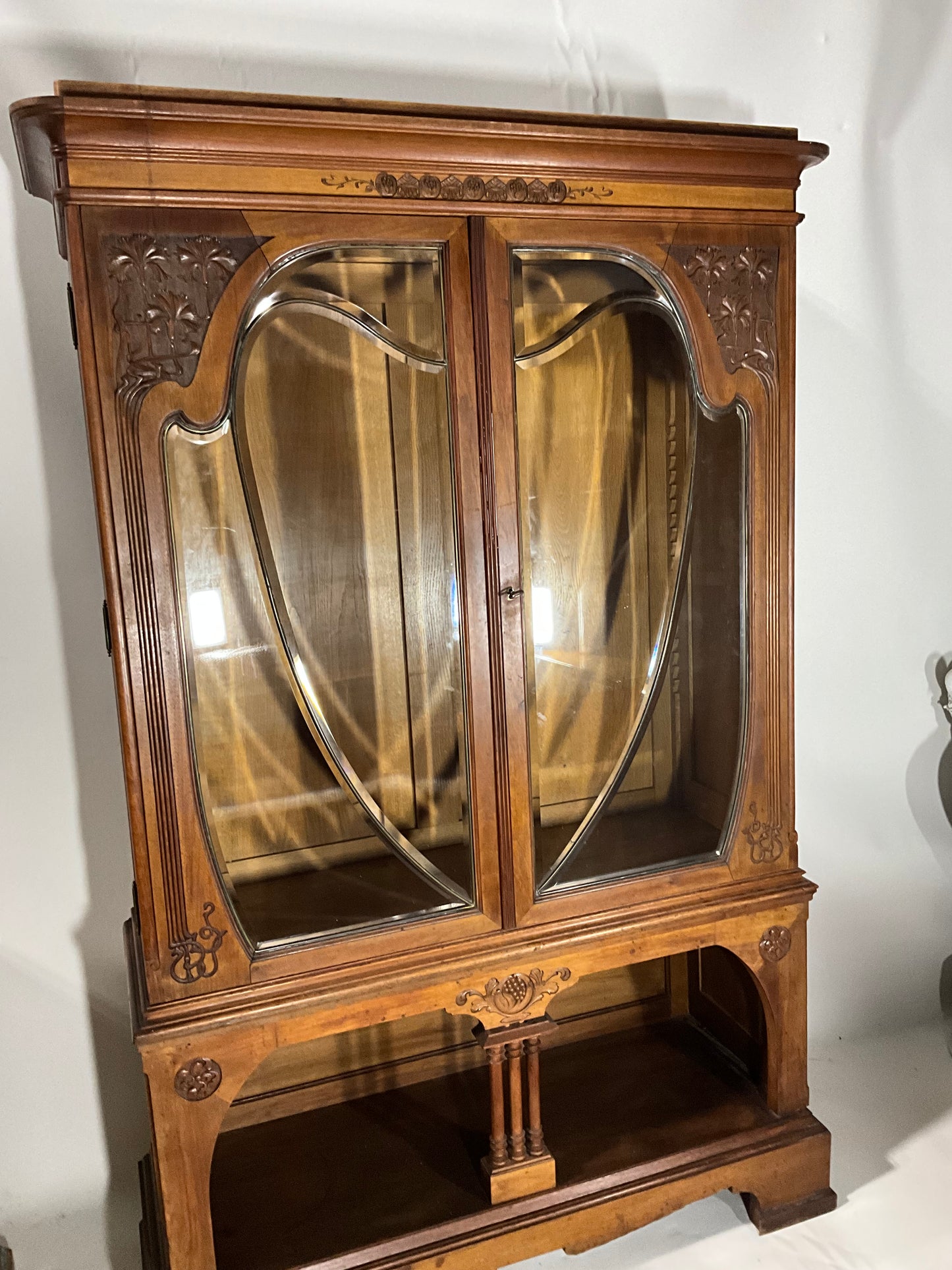 Jugendstil Vitrine in Nussbaum um 1915. Verkauft