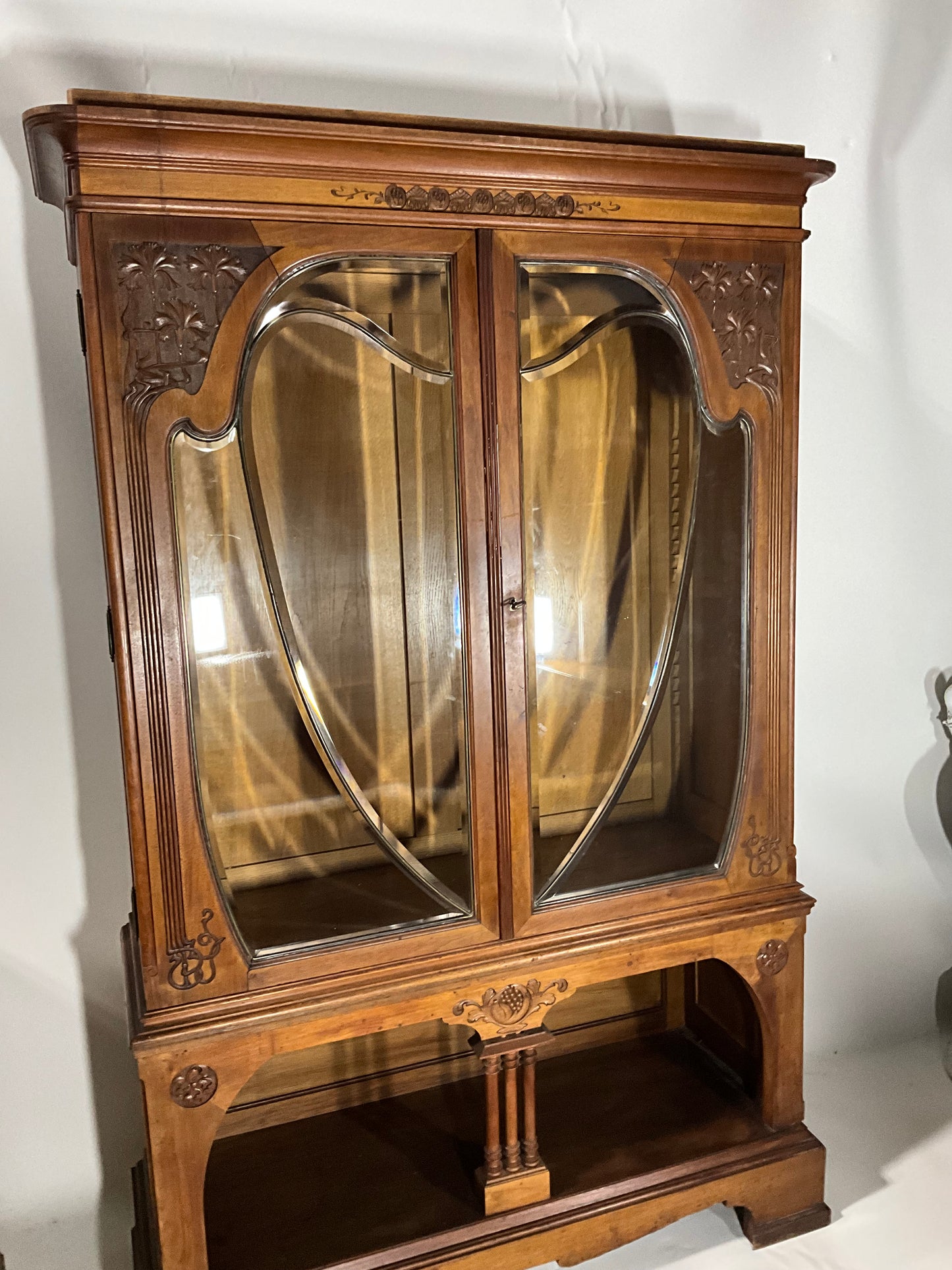 Jugendstil Vitrine in Nussbaum um 1915. Verkauft