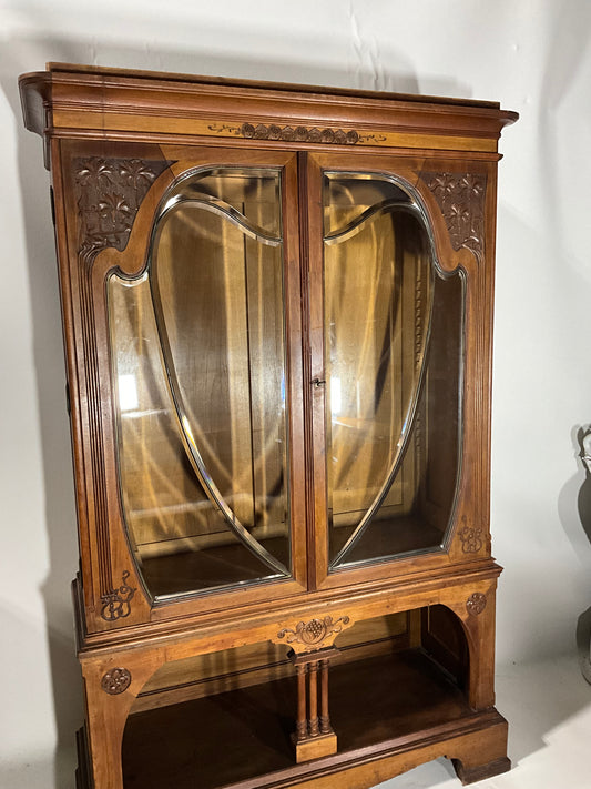 Jugendstil Vitrine in Nussbaum um 1915. Verkauft