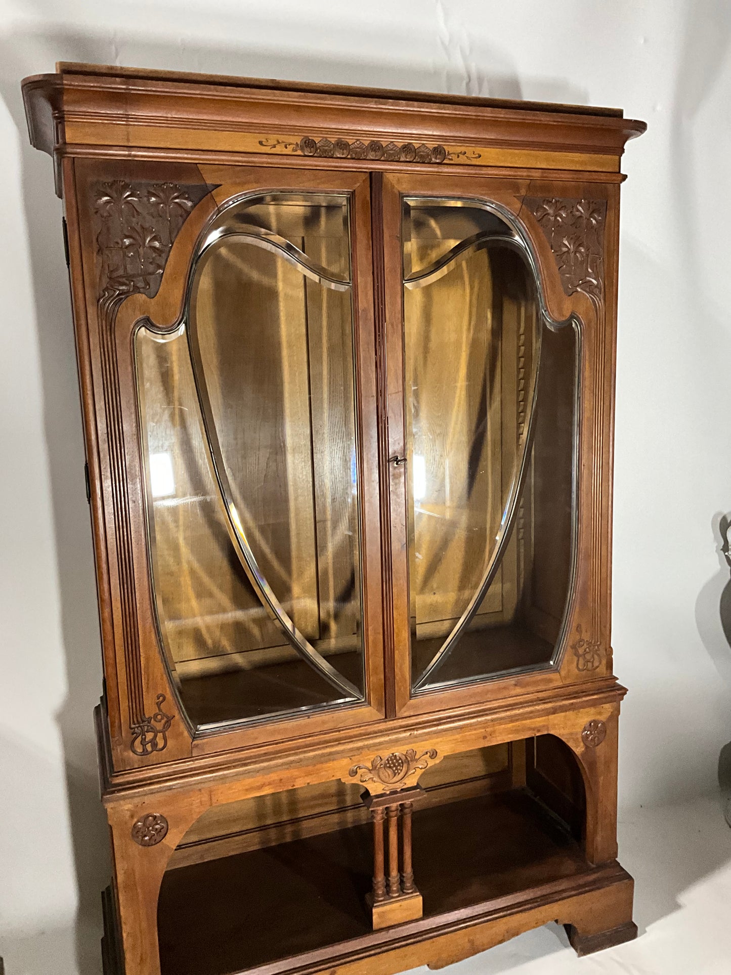 Jugendstil Vitrine in Nussbaum um 1915. Verkauft