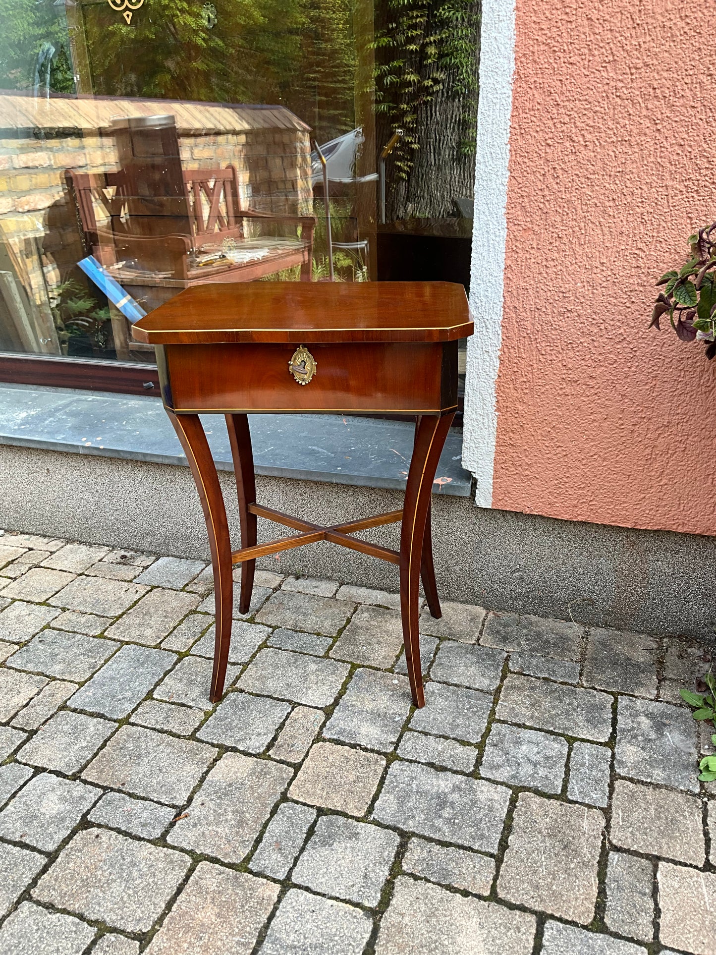 Eleganter Beistelltisch in Mahagoni  um 1830