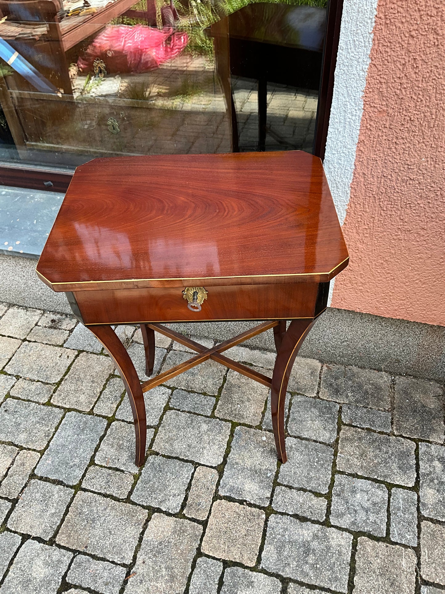 Eleganter Beistelltisch in Mahagoni  um 1830