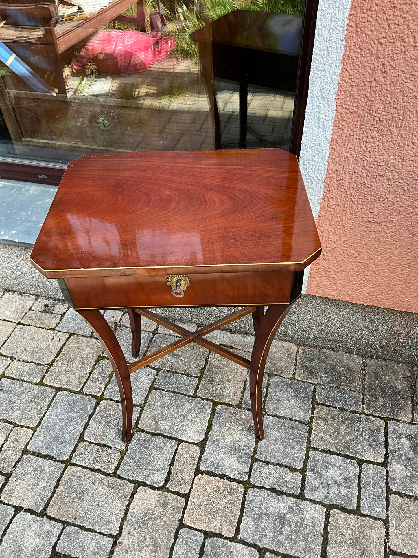 Eleganter Beistelltisch in Mahagoni  um 1830