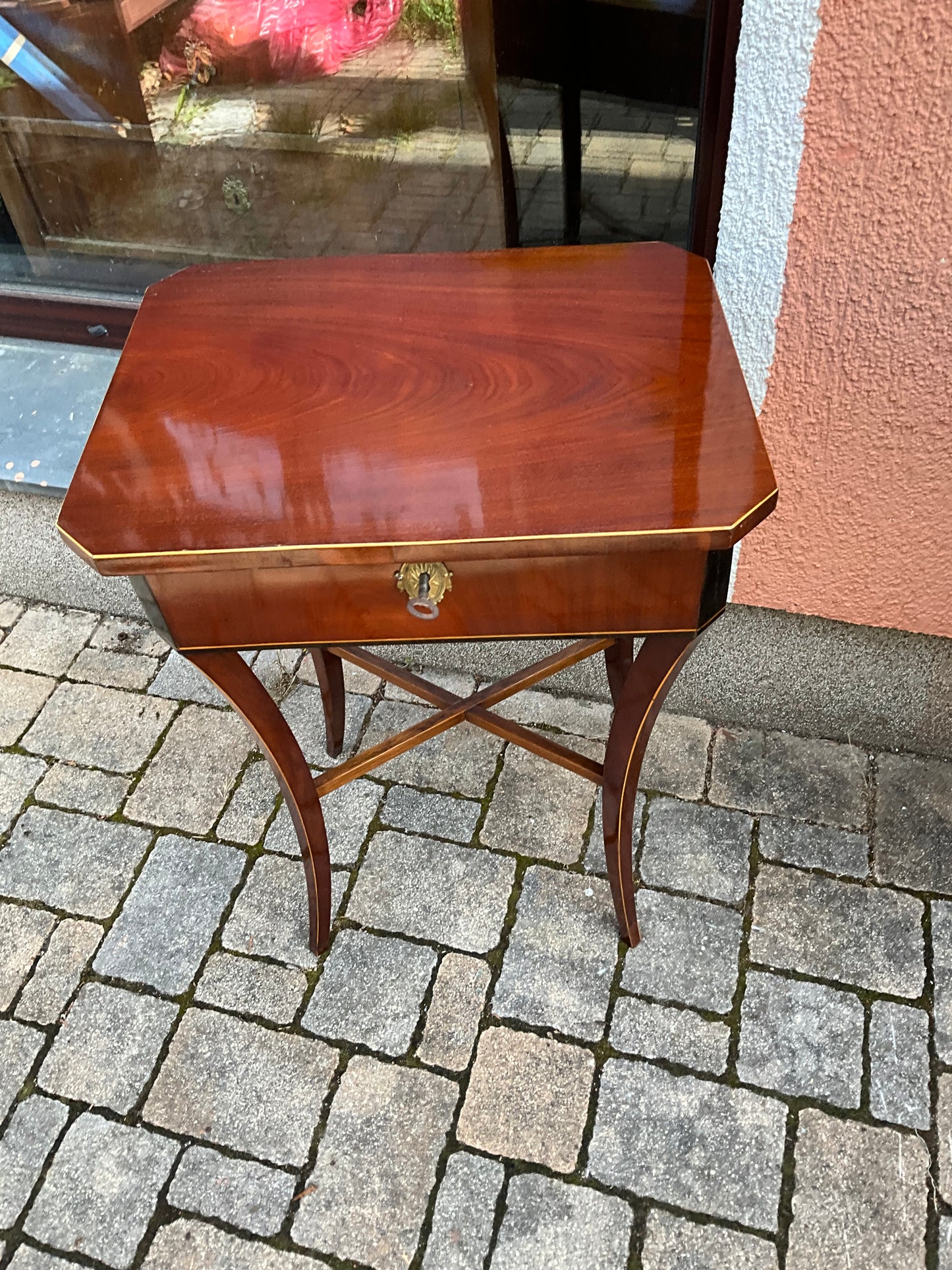 Eleganter Beistelltisch in Mahagoni  um 1830