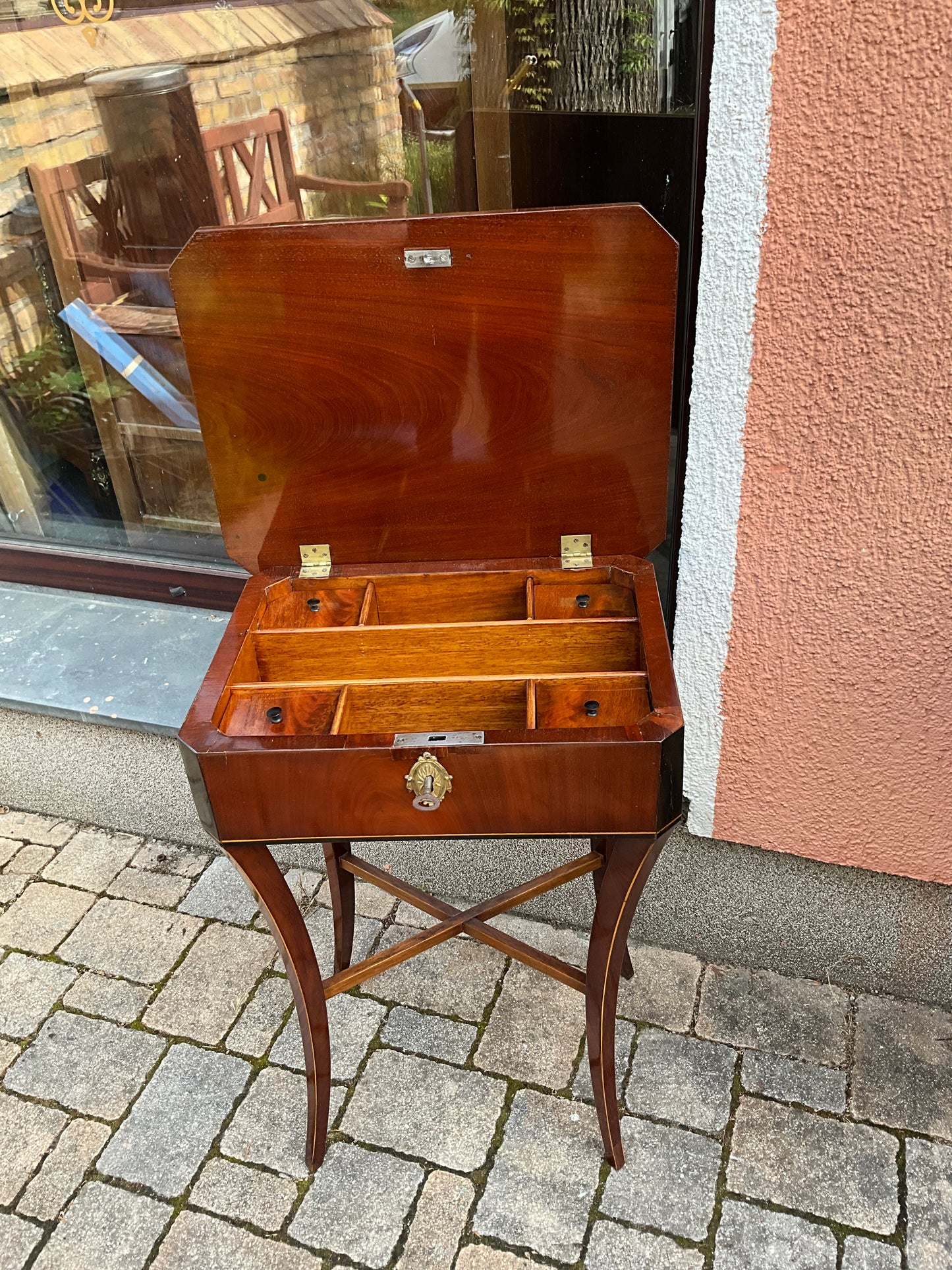 Eleganter Beistelltisch in Mahagoni  um 1830