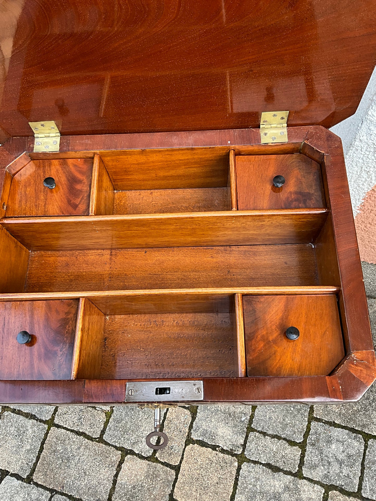 Eleganter Beistelltisch in Mahagoni  um 1830