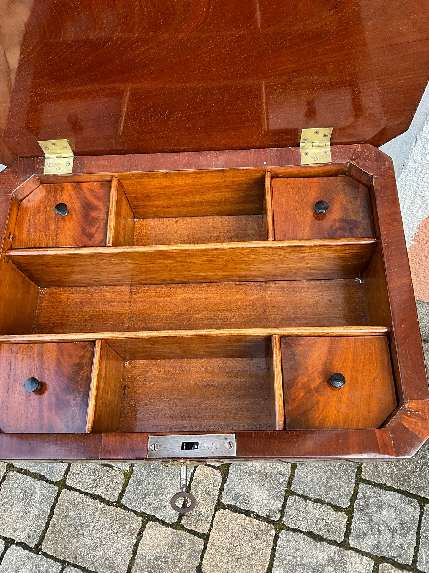 Eleganter Beistelltisch in Mahagoni  um 1830