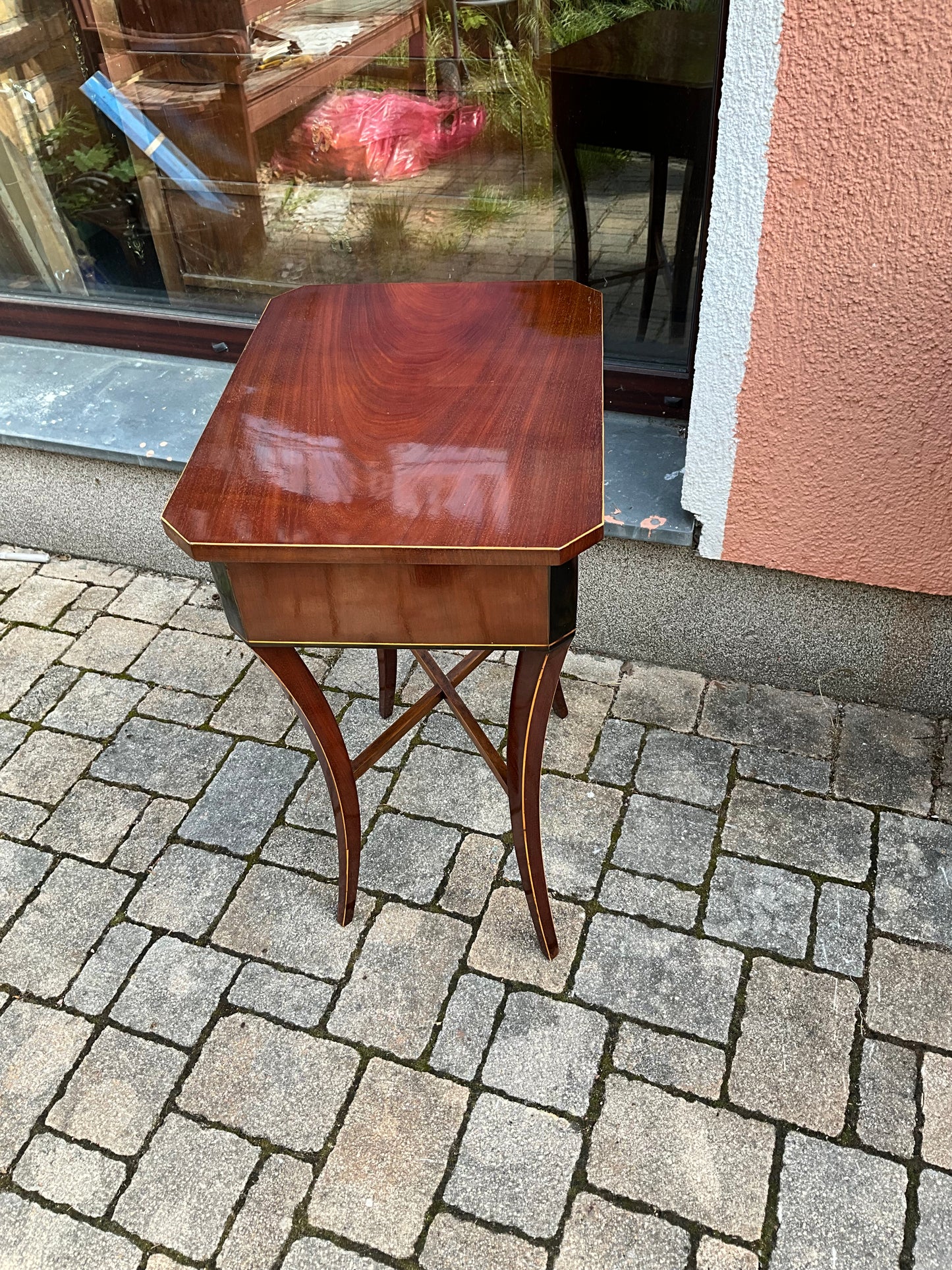Eleganter Beistelltisch in Mahagoni  um 1830