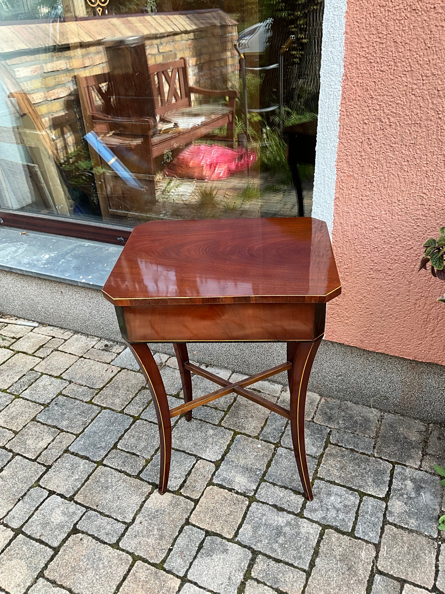 Eleganter Beistelltisch in Mahagoni  um 1830