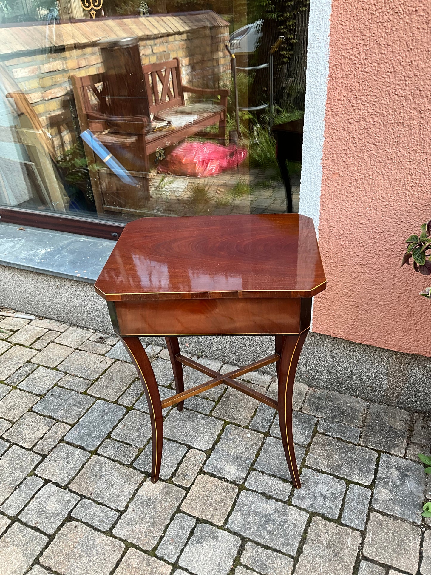 Eleganter Beistelltisch in Mahagoni  um 1830