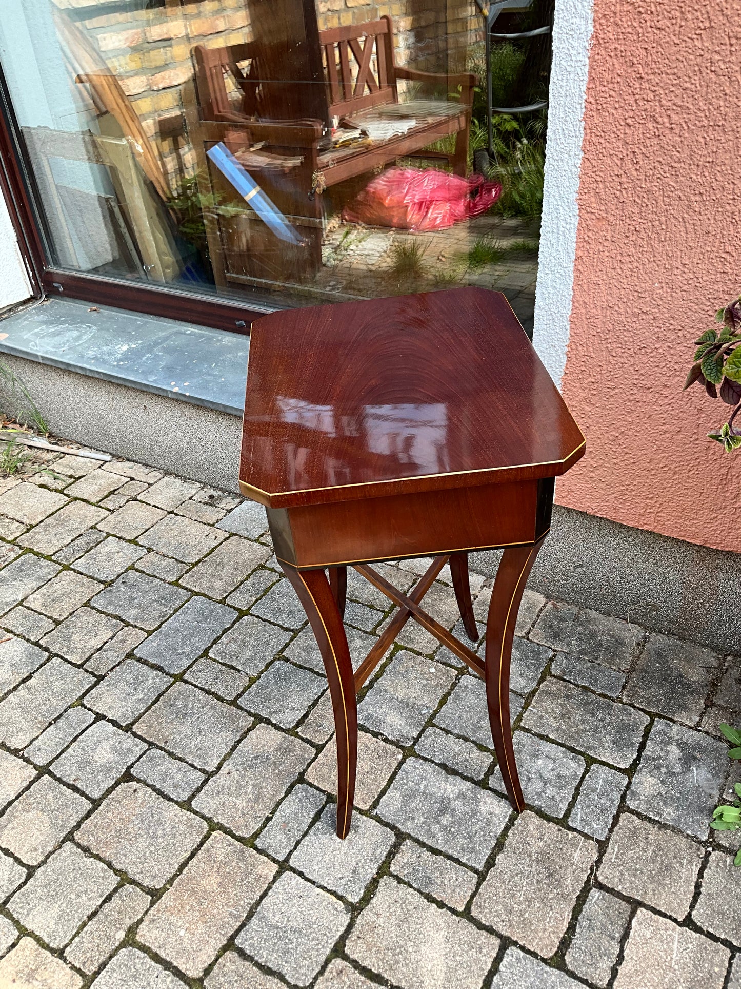 Eleganter Beistelltisch in Mahagoni  um 1830