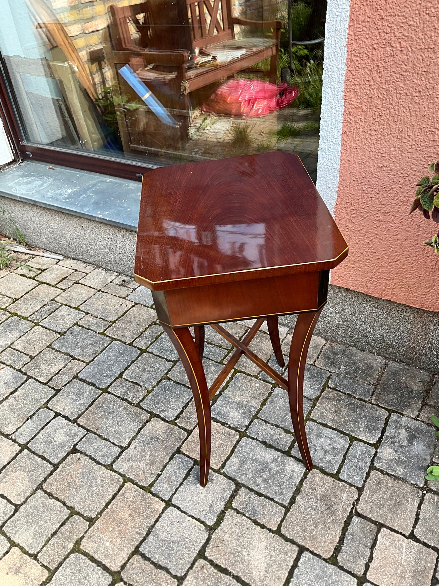 Eleganter Beistelltisch in Mahagoni  um 1830