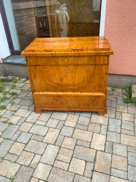 Konische Biedermeier Kommode in Birke um 1820