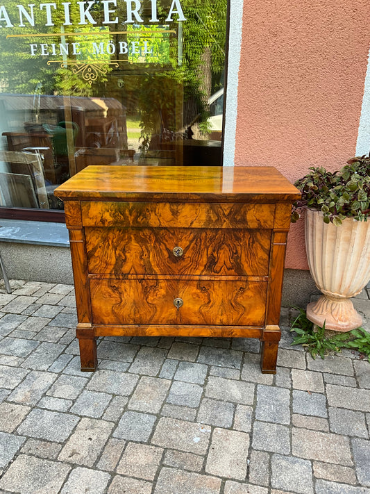 Biedermeierkommode in Nussbaum um 1830