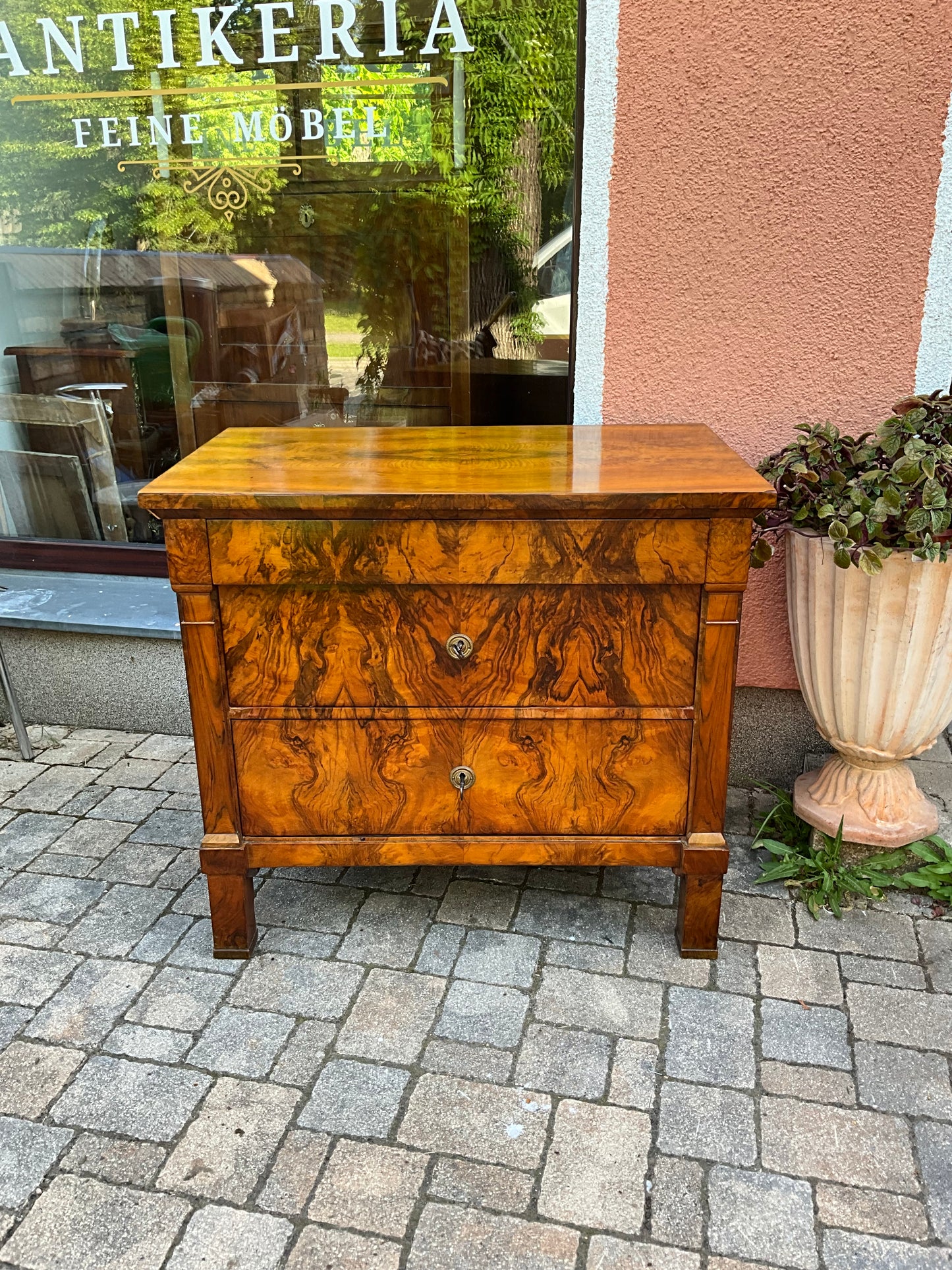 Biedermeierkommode in Nussbaum um 1830