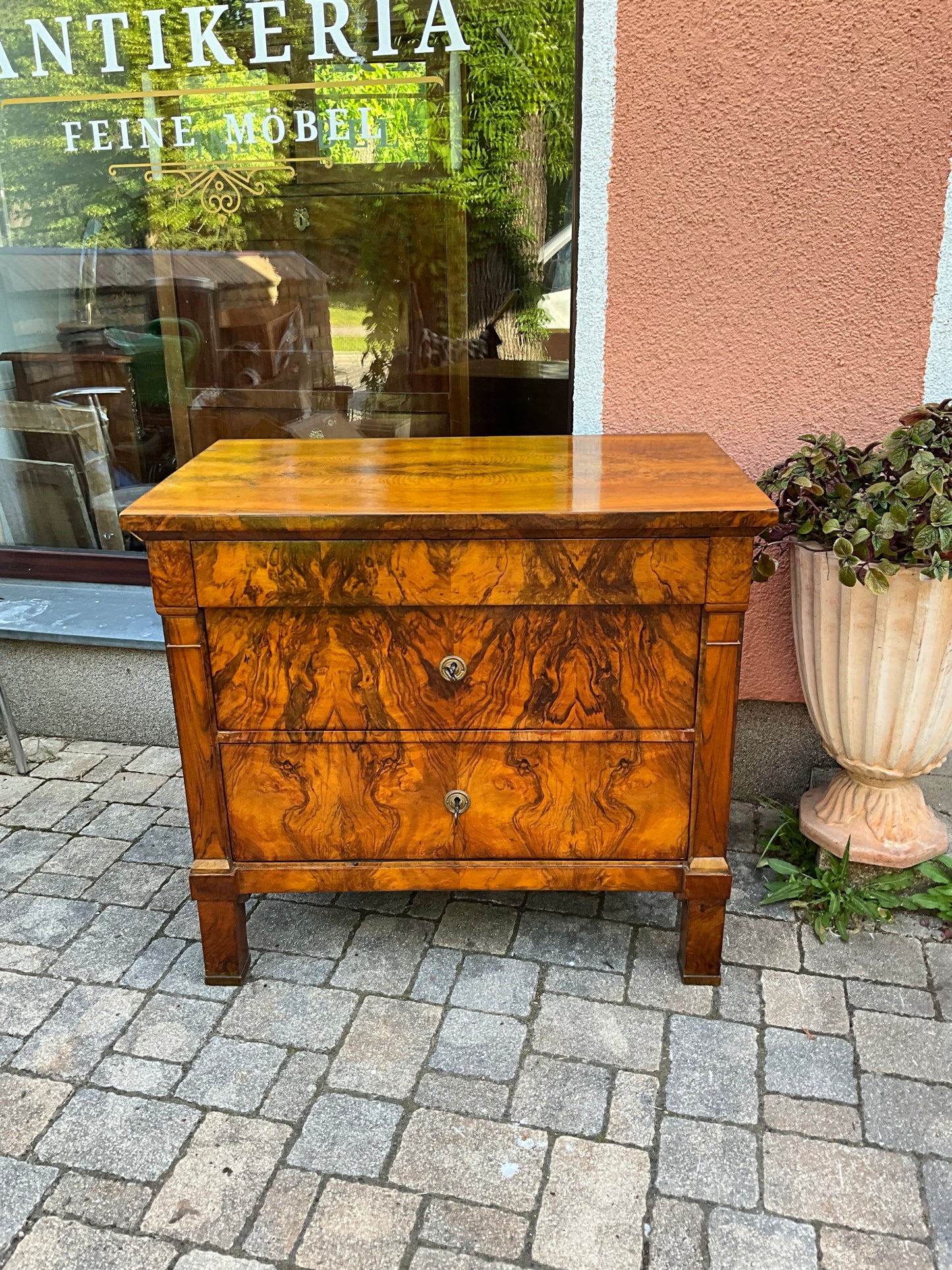 Biedermeierkommode in Nussbaum um 1830