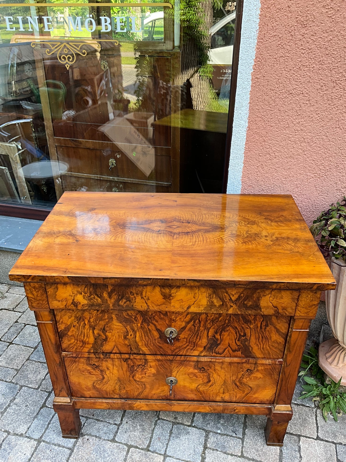 Biedermeierkommode in Nussbaum um 1830