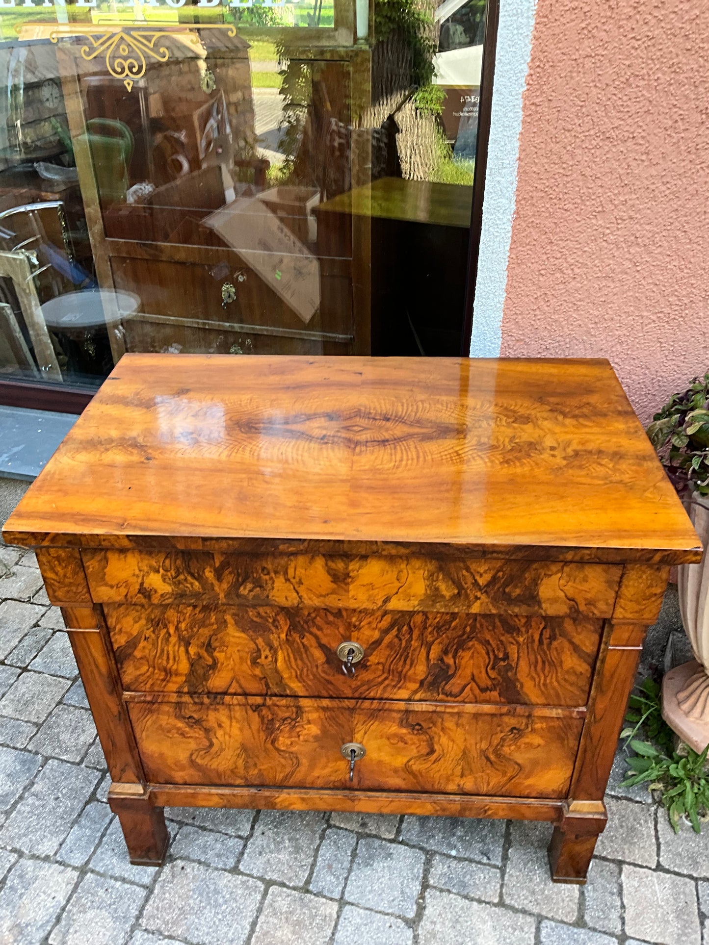 Biedermeierkommode in Nussbaum um 1830