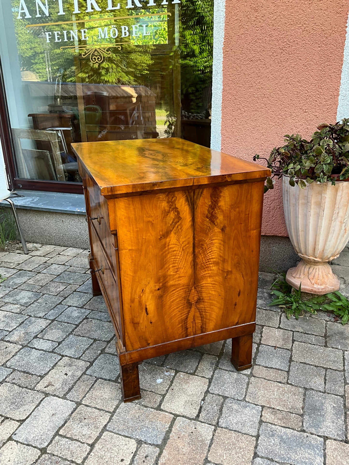 Biedermeierkommode in Nussbaum um 1830