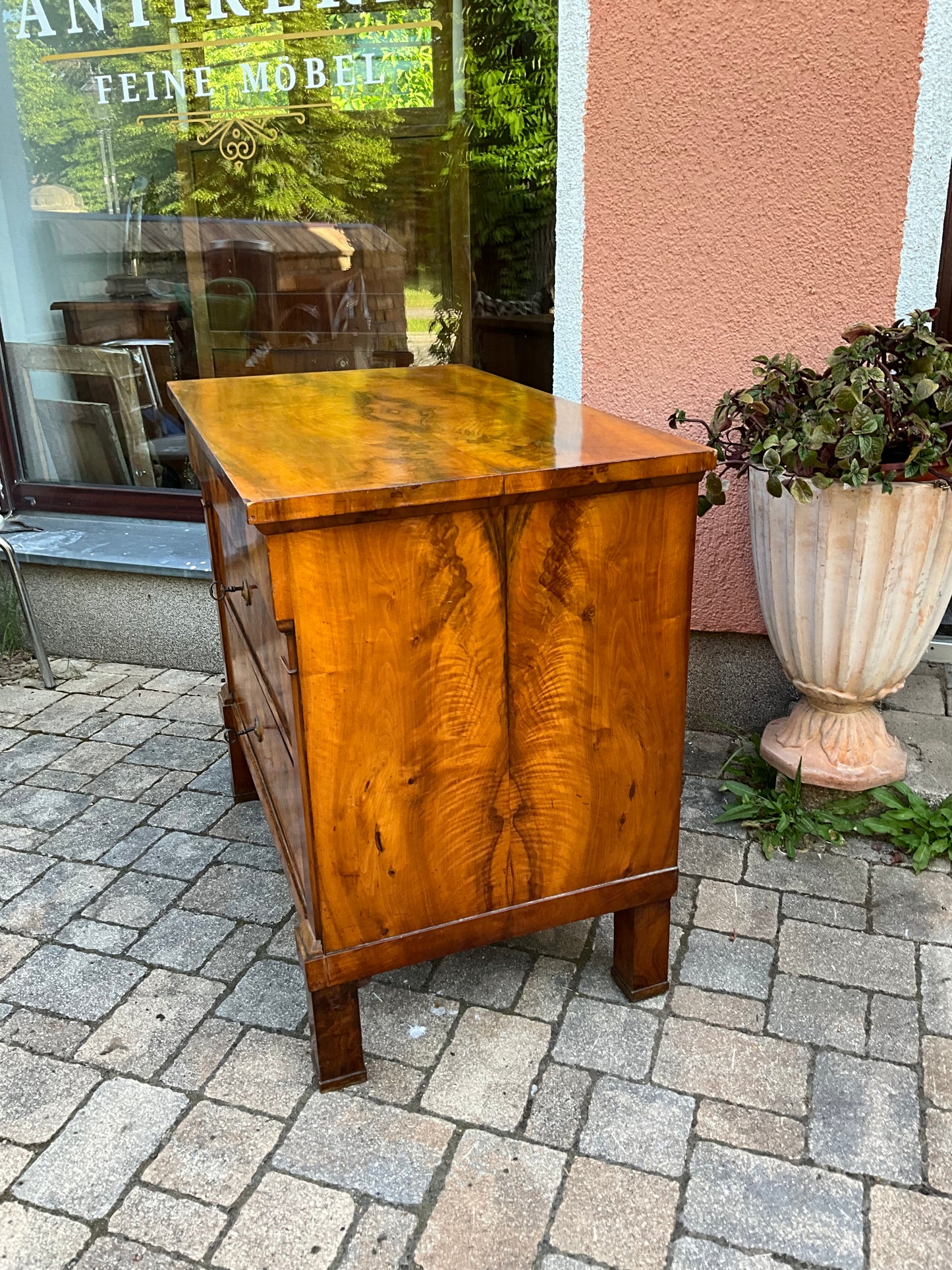 Biedermeierkommode in Nussbaum um 1830