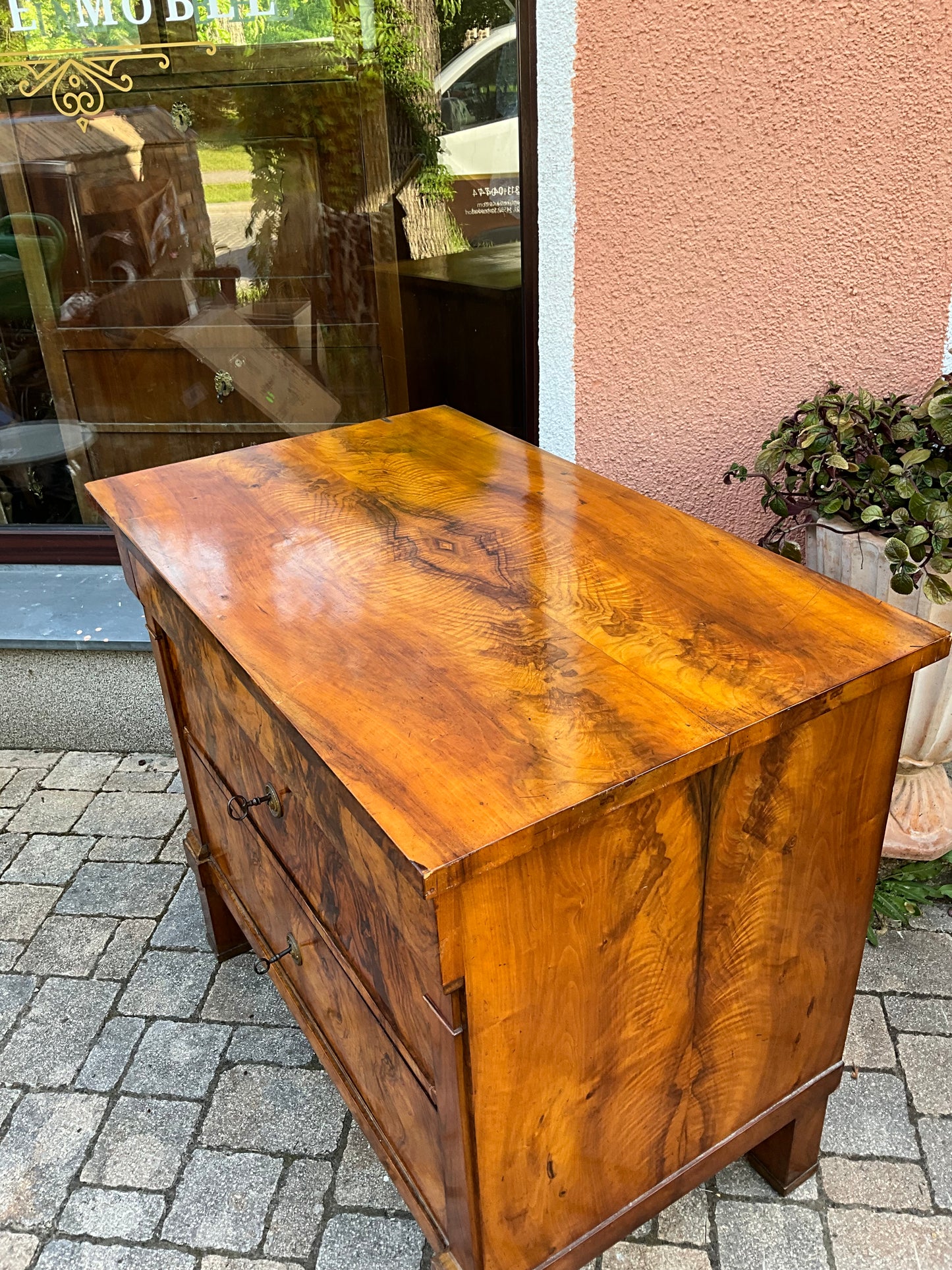 Biedermeierkommode in Nussbaum um 1830