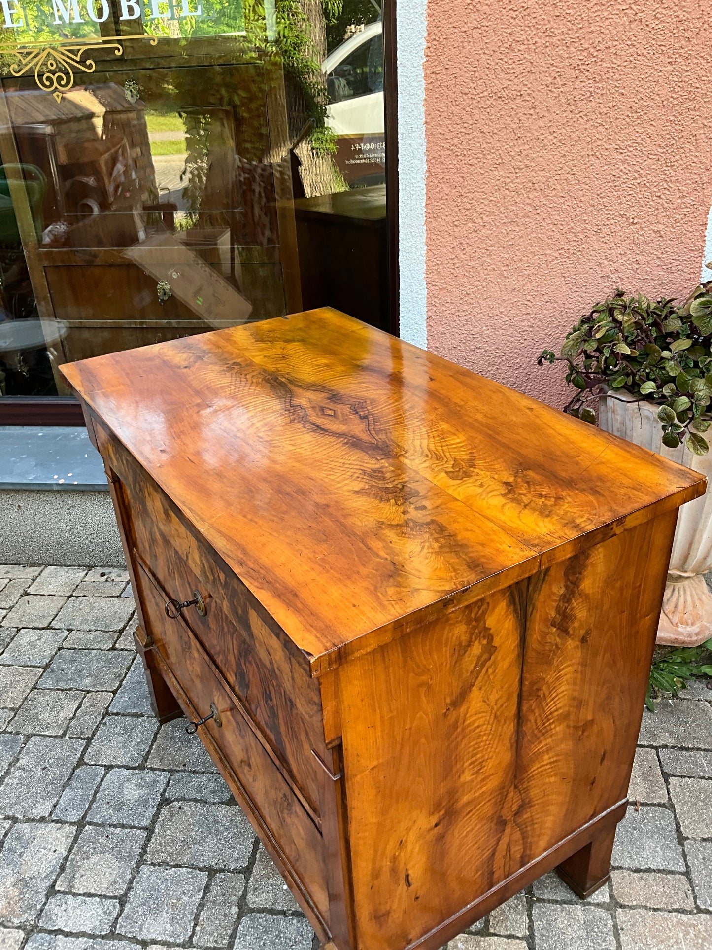 Biedermeierkommode in Nussbaum um 1830